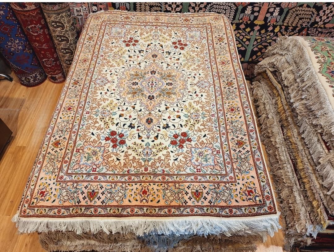 ذرع و نیم دستباف تبریز ۵۰ رج کرک و ابریشم|فرش|تهران, اکباتان|دیوار