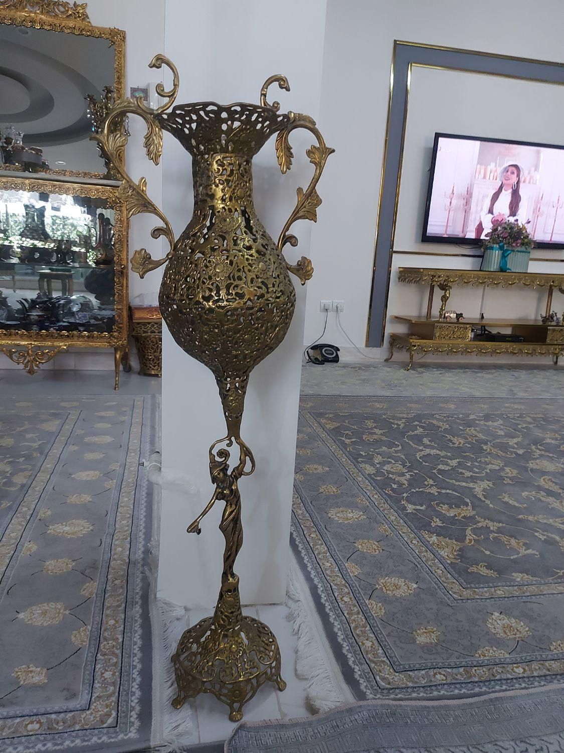 گلدان برنزی با گل های خارجی مصنوعی|گل مصنوعی|تهران, یافت‌آباد|دیوار