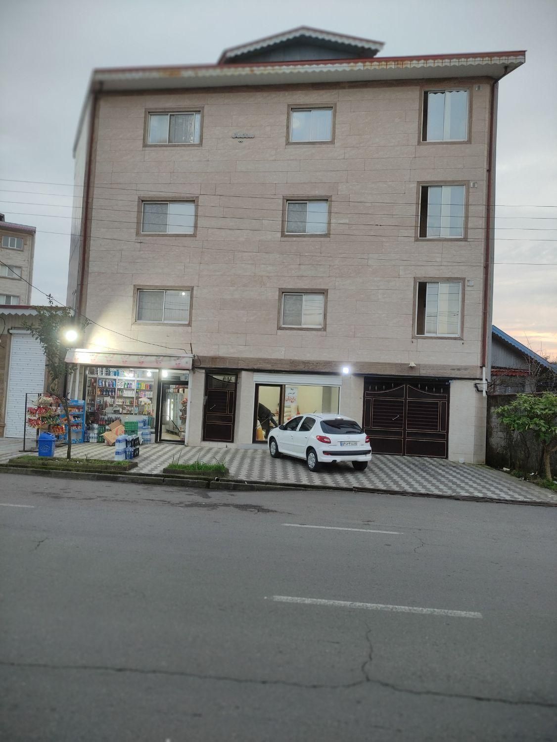 اپارتمان سه طبقه طبقه اول اجاره|اجارهٔ کوتاه‌مدت آپارتمان و سوئیت|بندر انزلی, معلم|دیوار