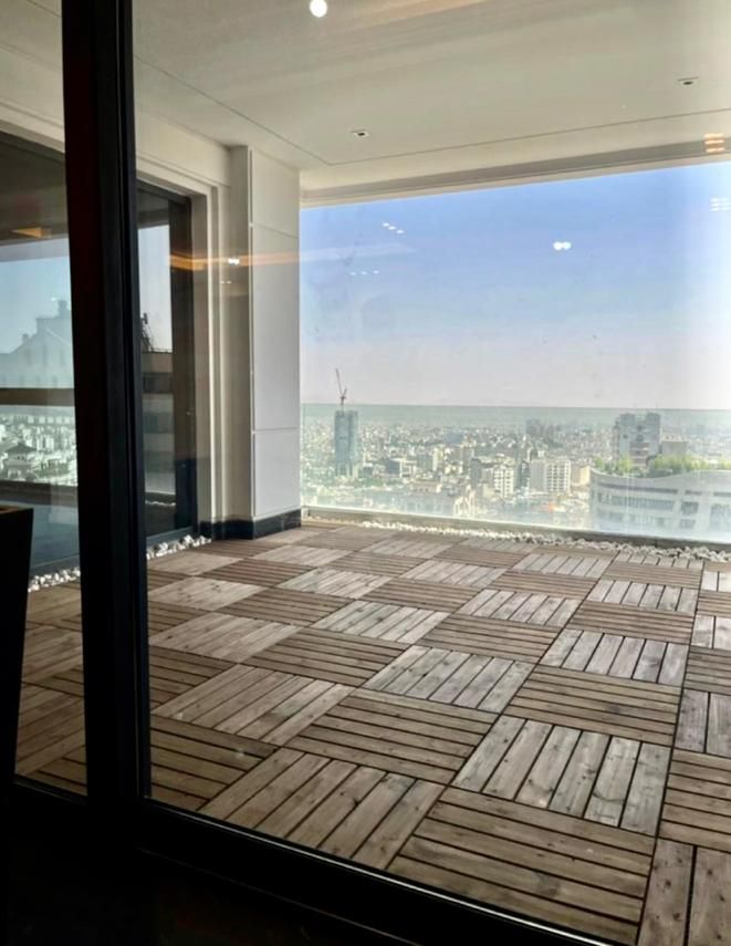 ۳۰۰متر برج مدرن با ویوو شهر و کوهستان