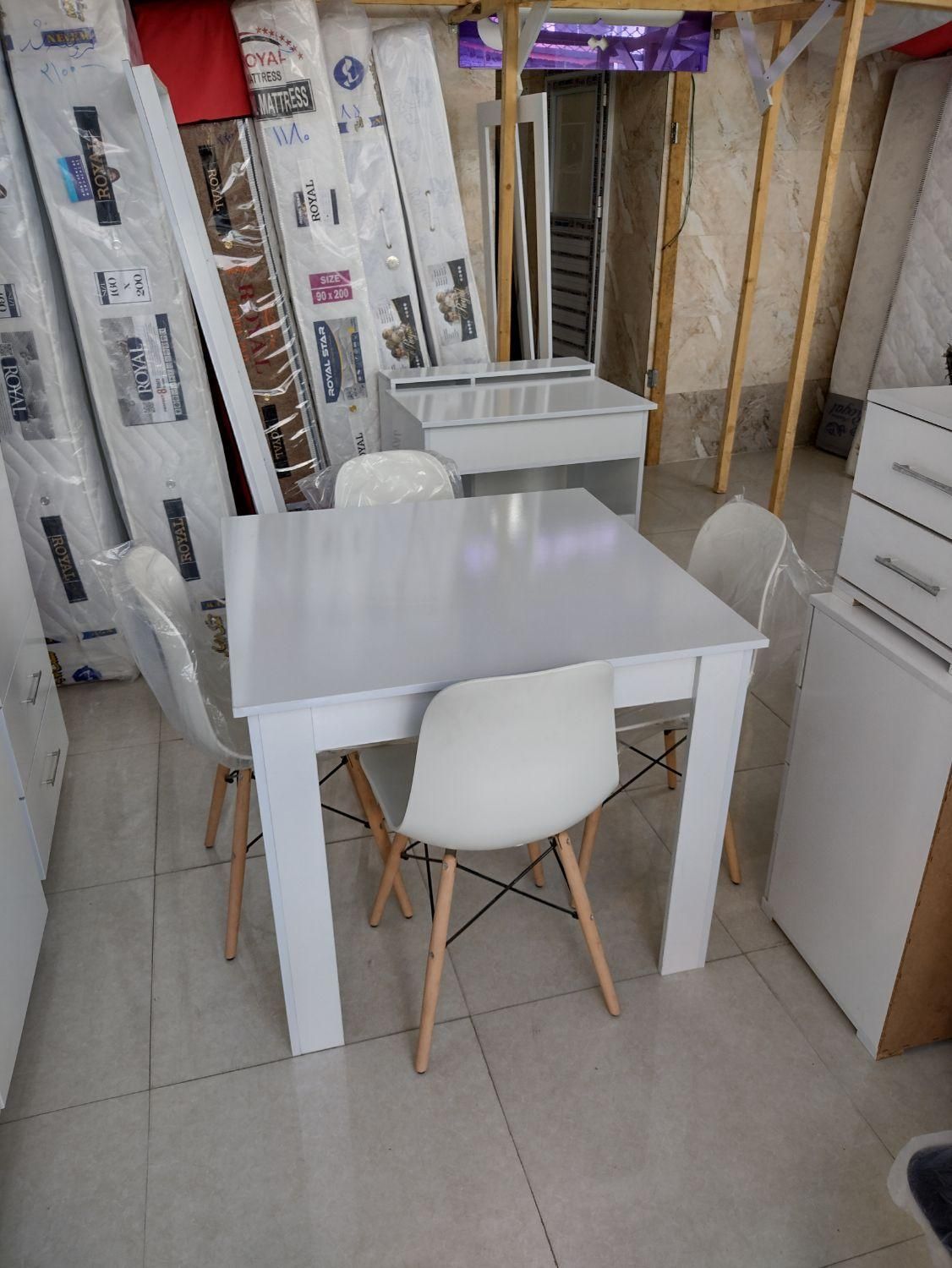 میز 4نفره مناسب غذا خوری. میزکار وغیره|میز و صندلی غذاخوری|رشت, آب آسیاب|دیوار