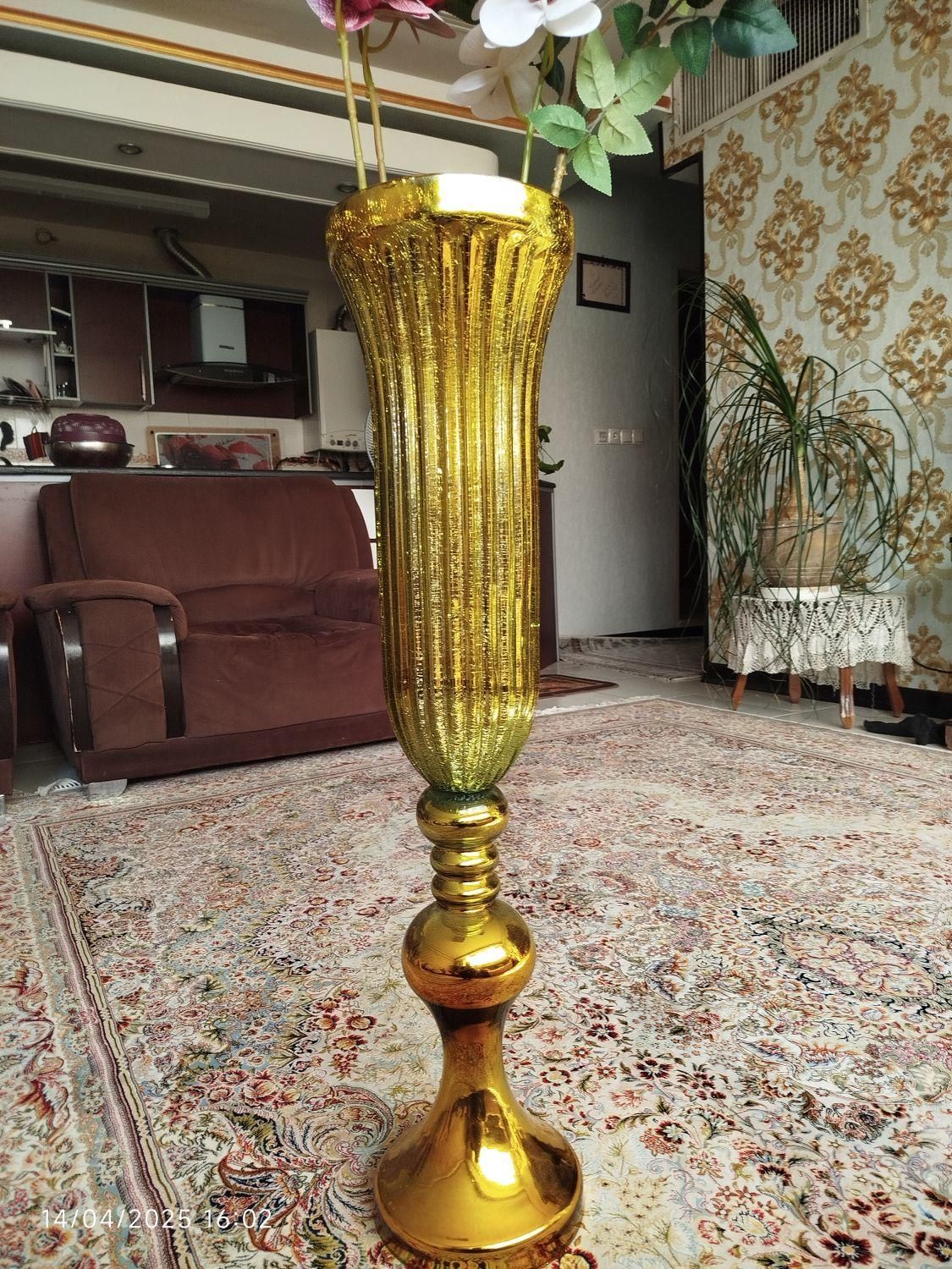 گلدان شیشه ایی با گل مصنوعی|صنایع دستی و سایر لوازم تزئینی|شیراز, شاه قلی بیگی|دیوار