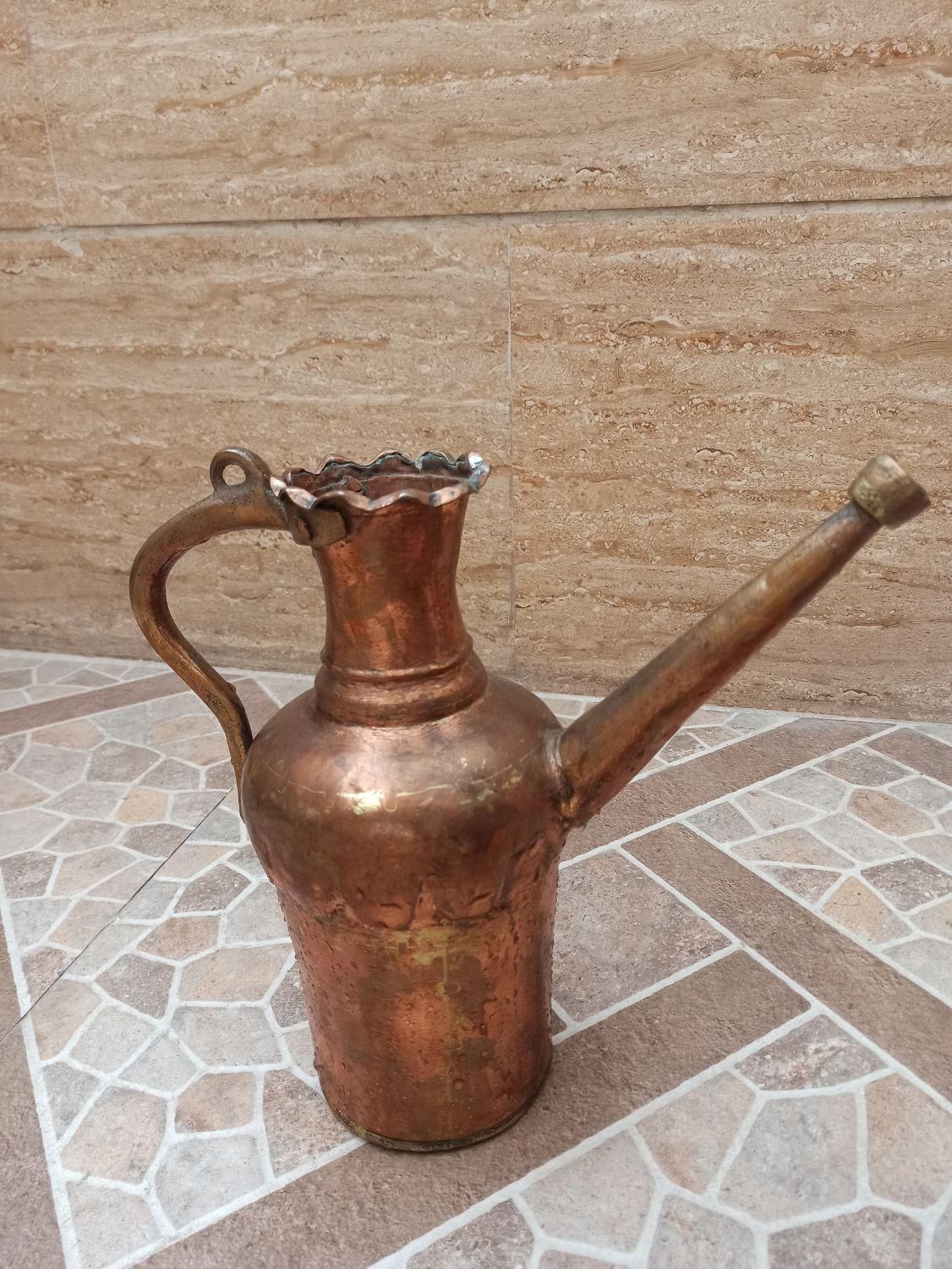 آفتابه مسی قدمت دار|کلکسیون اشیاء عتیقه|ری, |دیوار