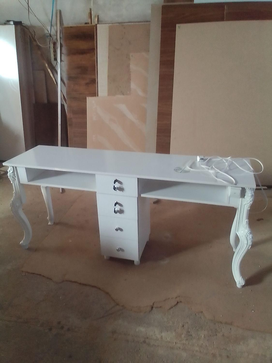 انواع میز ناخن کاری پایه فلزی و استند لاک|آرایشگاه و سالنهای زیبایی|ارومیه, |دیوار