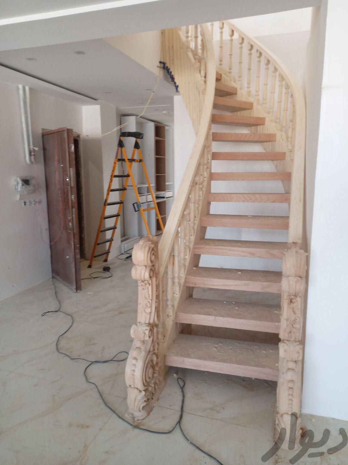 پله گرد وراسته چوبی