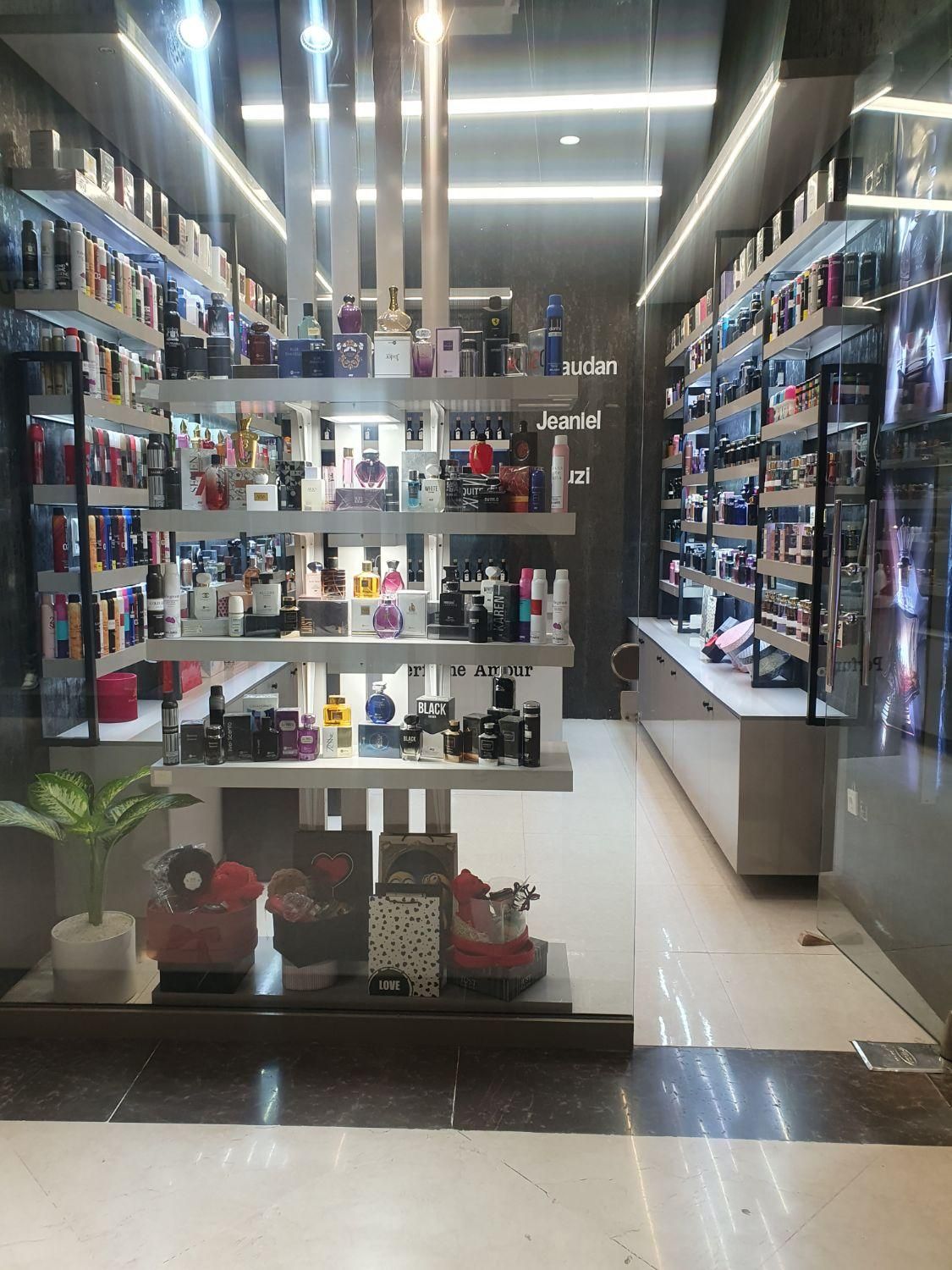 به چند فروشنده  جهت کار در عطر ادکلن فروشی|استخدام بازاریابی و فروش|مشهد, احمدآباد|دیوار