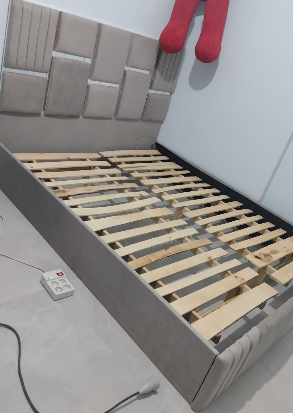 تخت مکعبی طلا کوب|تخت و سرویس خواب|گلبهار, شهر جدید گلبهار|دیوار