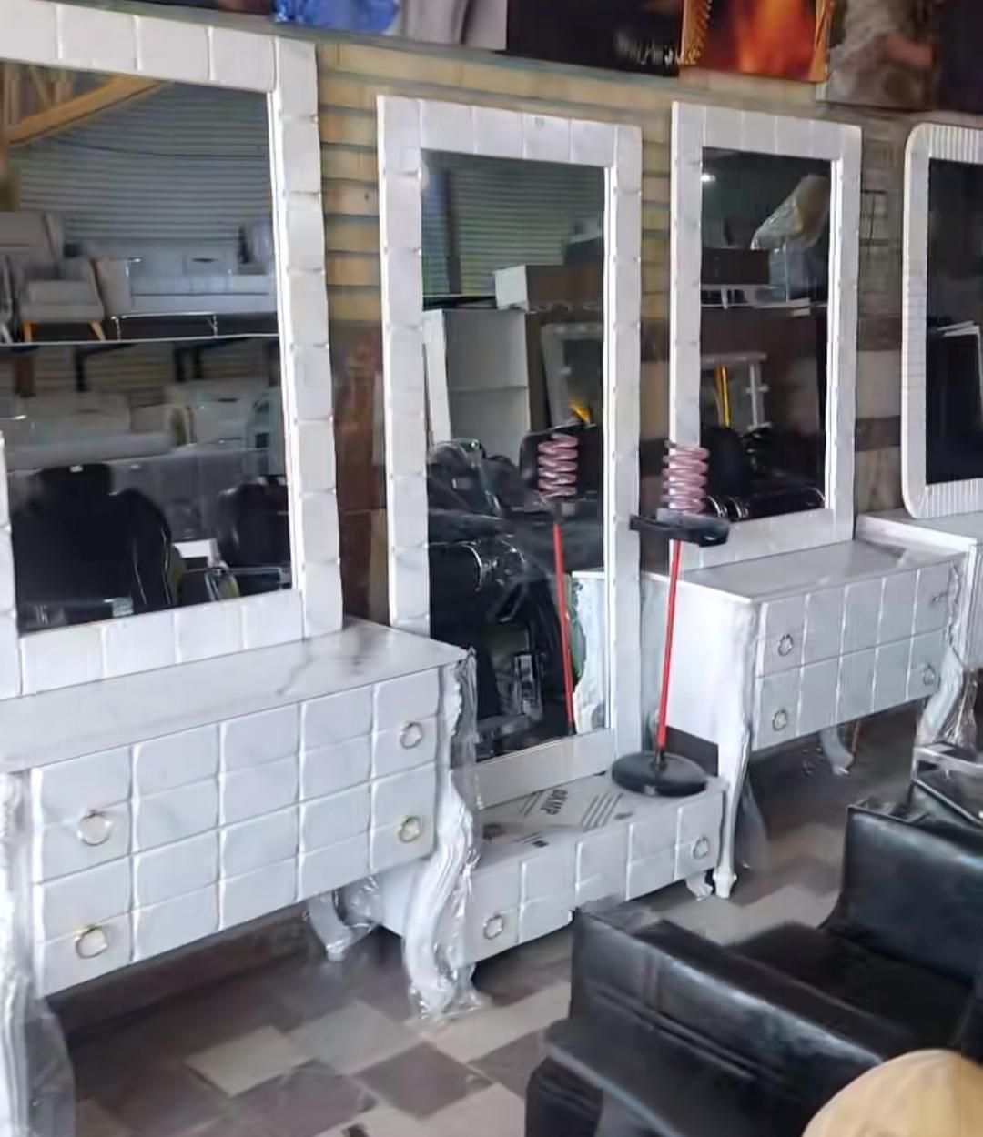 ترولی میز صندلی تخت شنیون دکوراسیون آرایشگاه|آرایشگاه و سالنهای زیبایی|سلماس, |دیوار