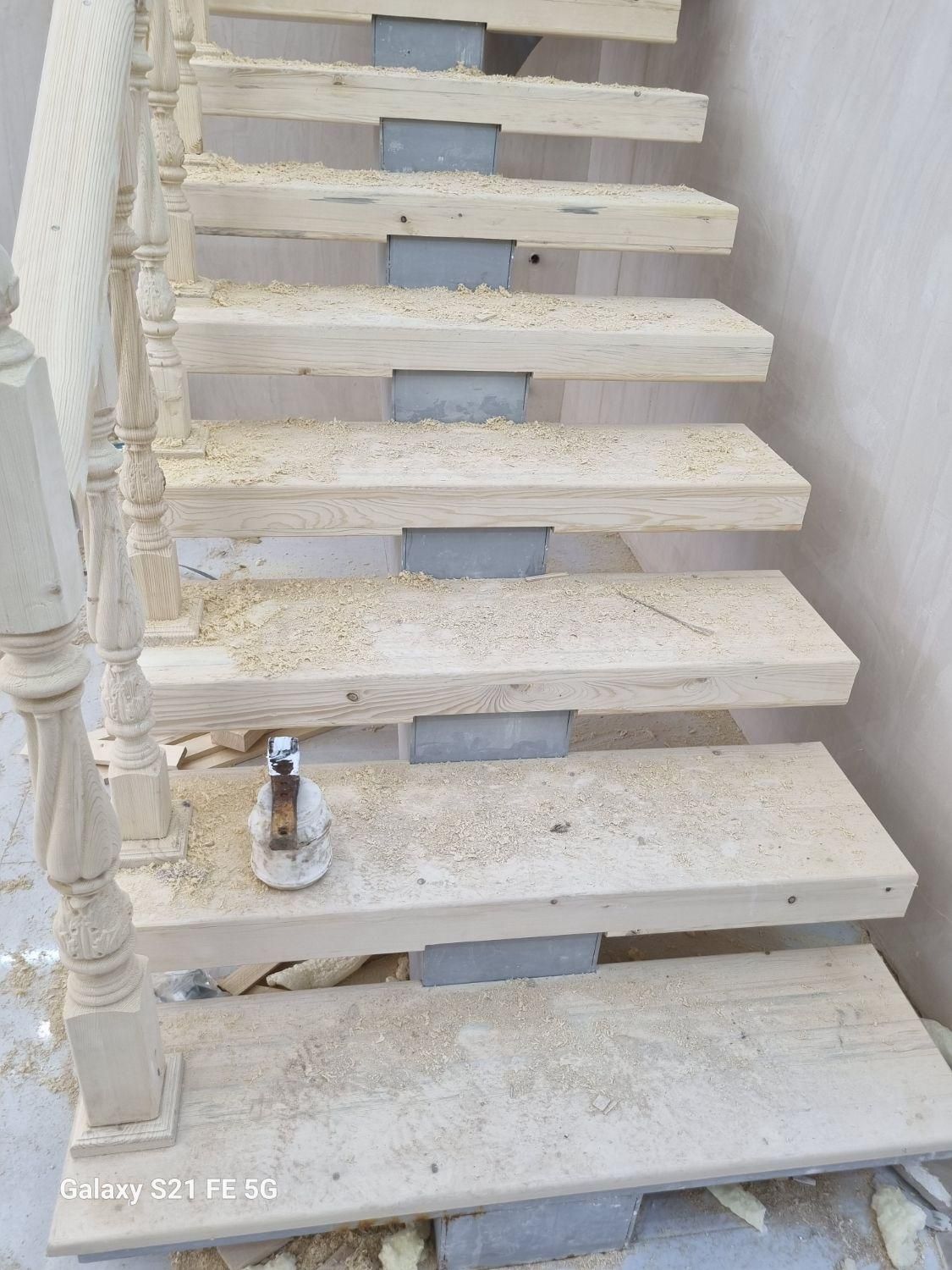 اجرای چوبکاری پله و نرده چوبی تضمینی|خدمات پیشه و مهارت|شهرضا, |دیوار