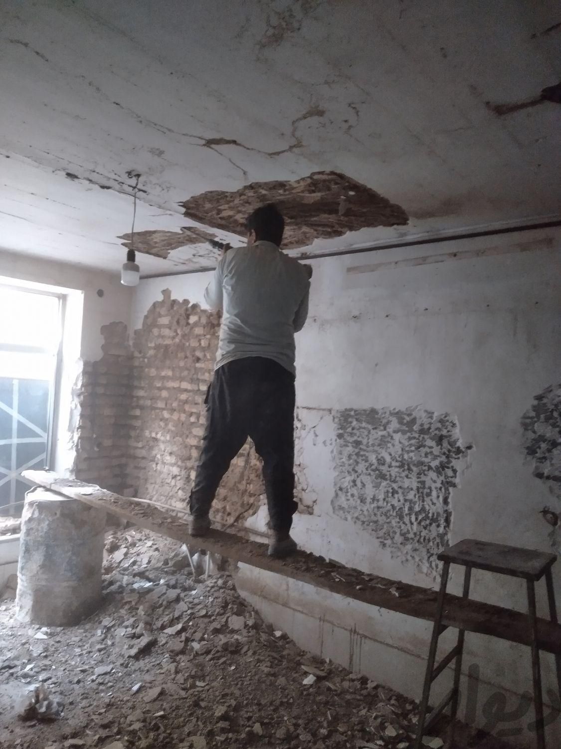 تخریب ساختمان  وکارگر بنایی