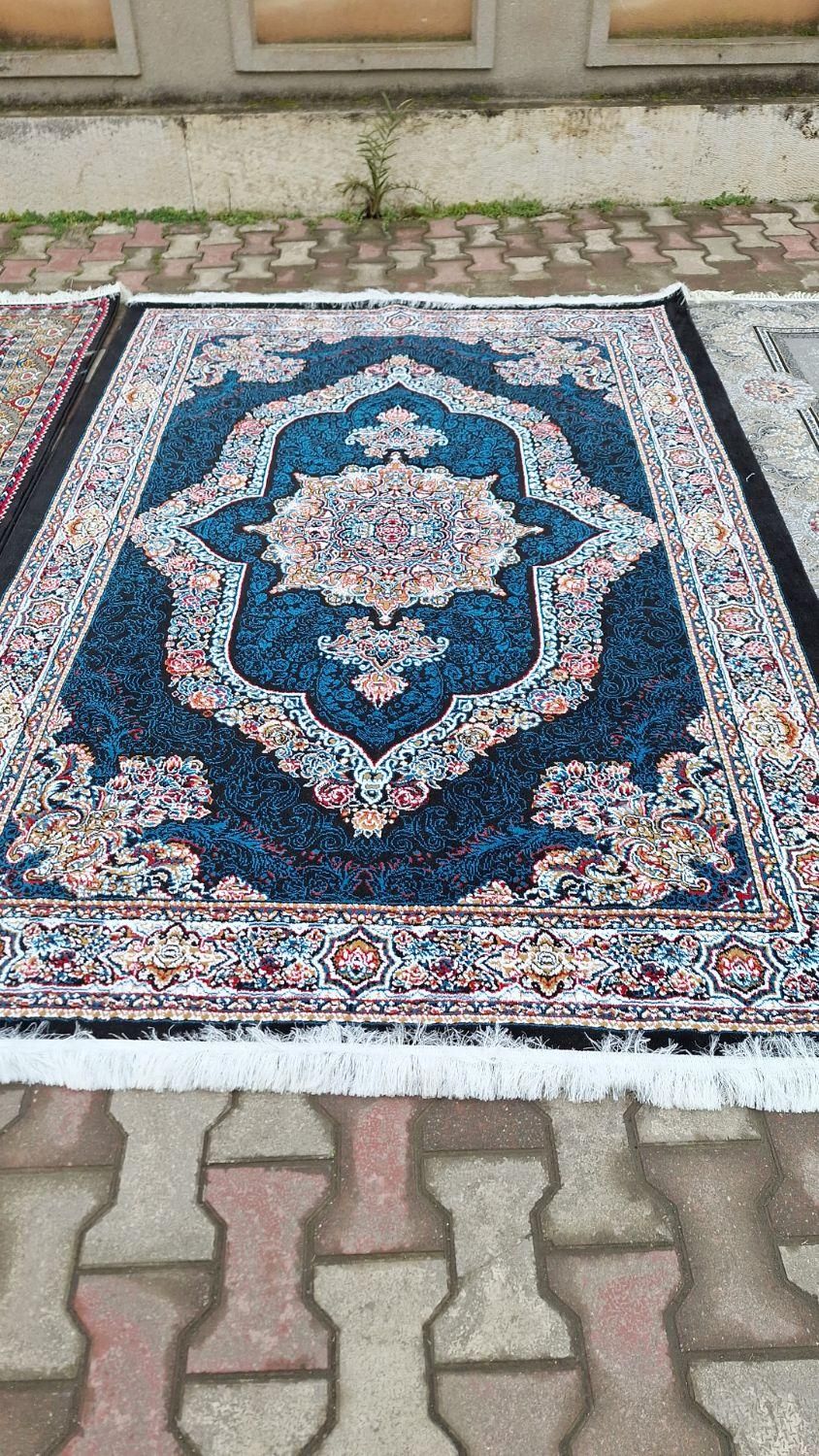 انبار بزرگ فرش در شهرصعومه سرا|فرش|صومعه‌سرا, |دیوار