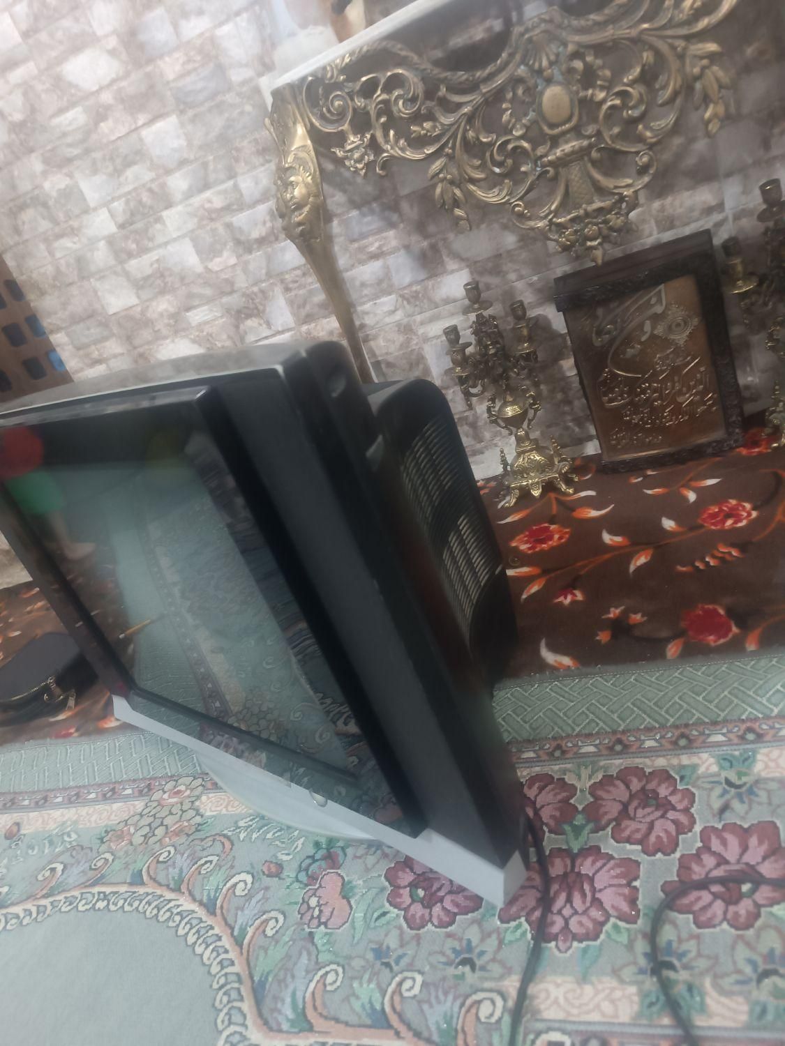 تلویزیون 21اینچ مشکی سالم باکنترل یک میلیون|تلویزیون و پروژکتور|گلستان (تهران), |دیوار