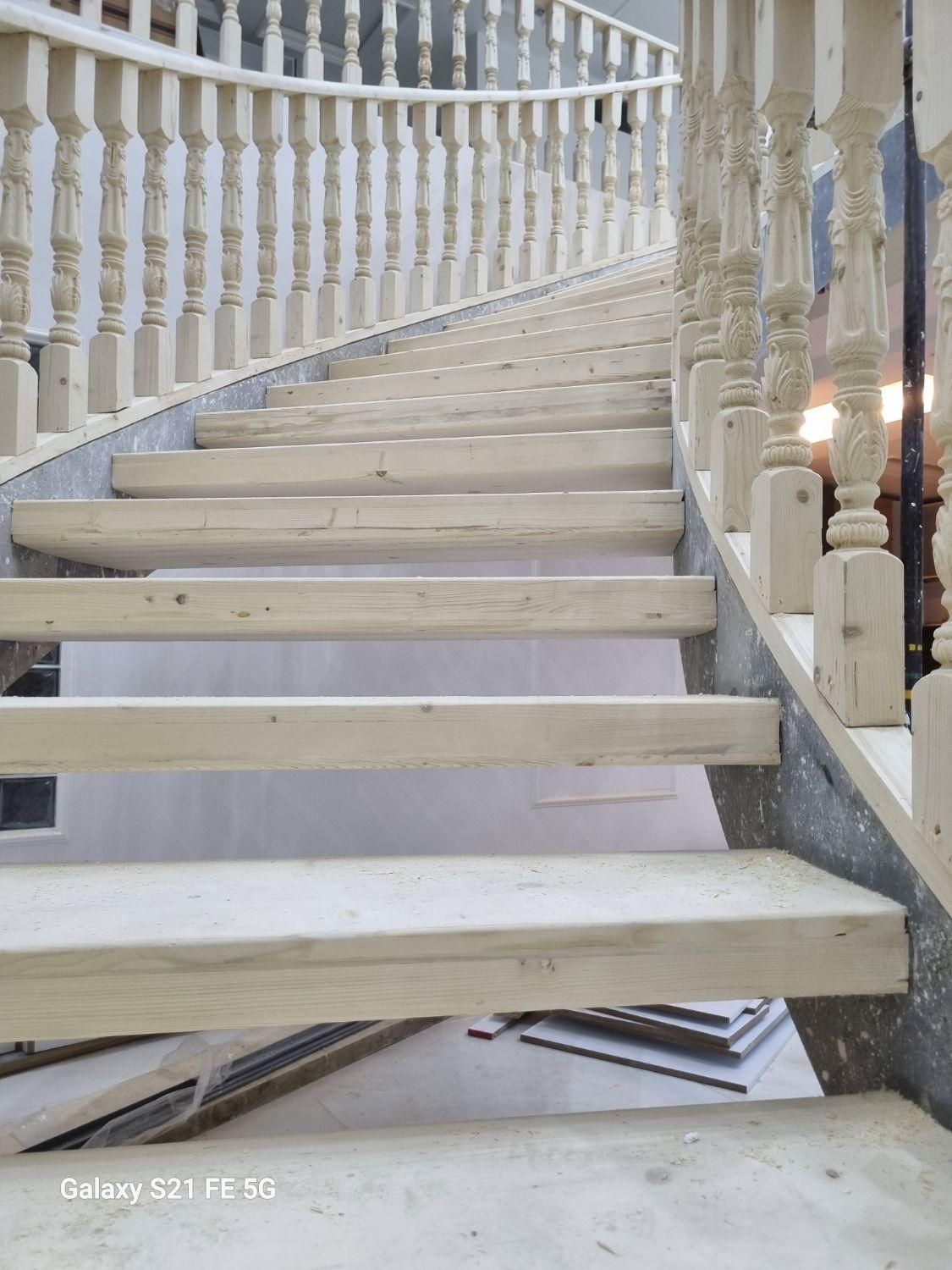 اجرای چوبکاری پله و نرده چوبی تضمینی|خدمات پیشه و مهارت|شهرضا, |دیوار