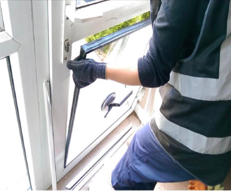 تعمیرات و رگلاژ درب و پنجره Upvc و آلومینیومی|خدمات پیشه و مهارت|سنندج, |دیوار
