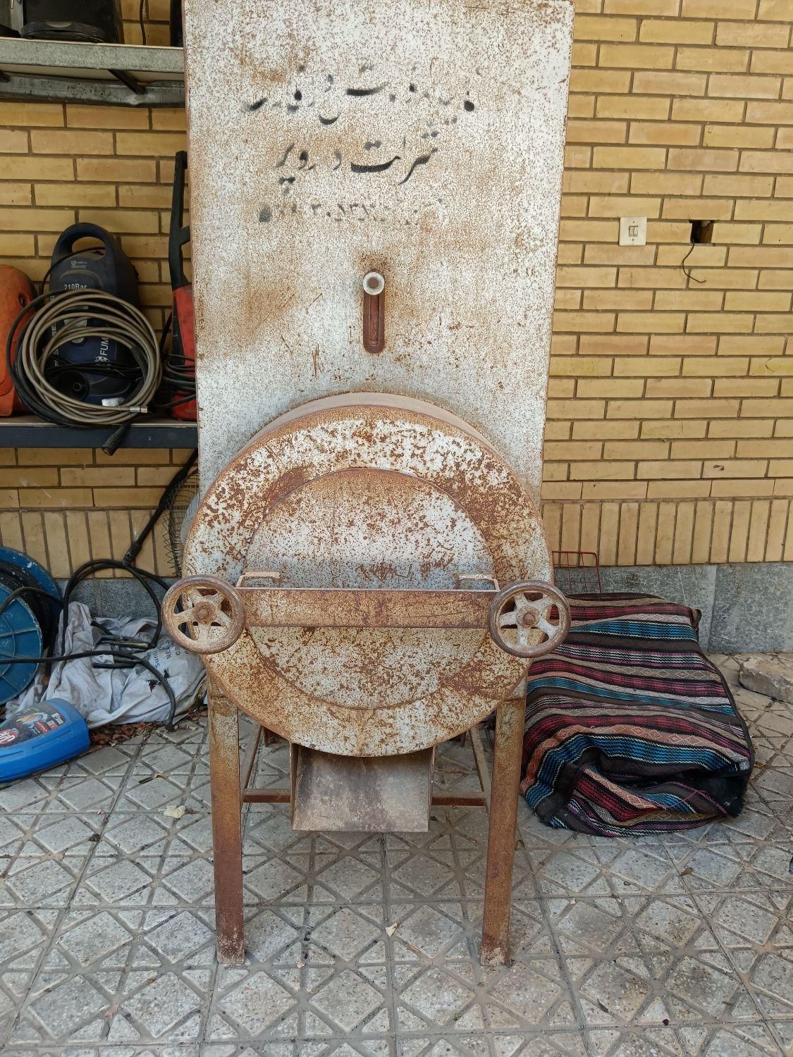 آسیاب (خورد کن)|ماشین‌آلات صنعتی|اصفهان, بوستان کوهستانی صفه|دیوار