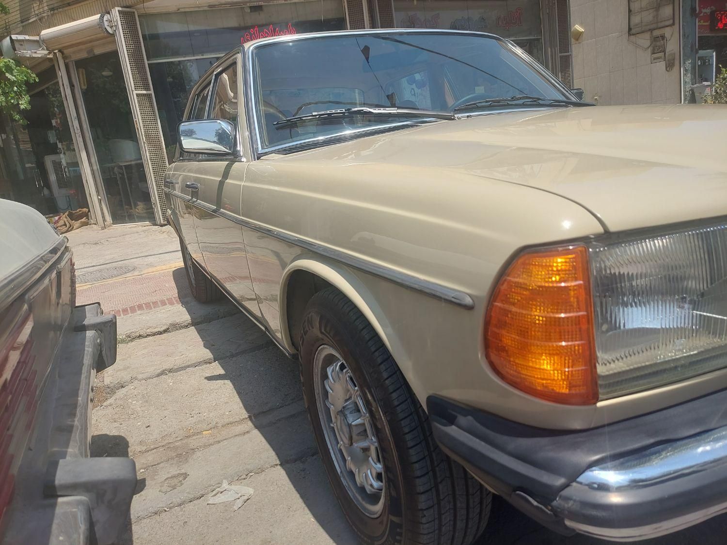 بنز مدل ۹۸۰ میلادی  رنگ کرم ۲۳۰|خودرو کلاسیک|اصفهان, آبشار|دیوار