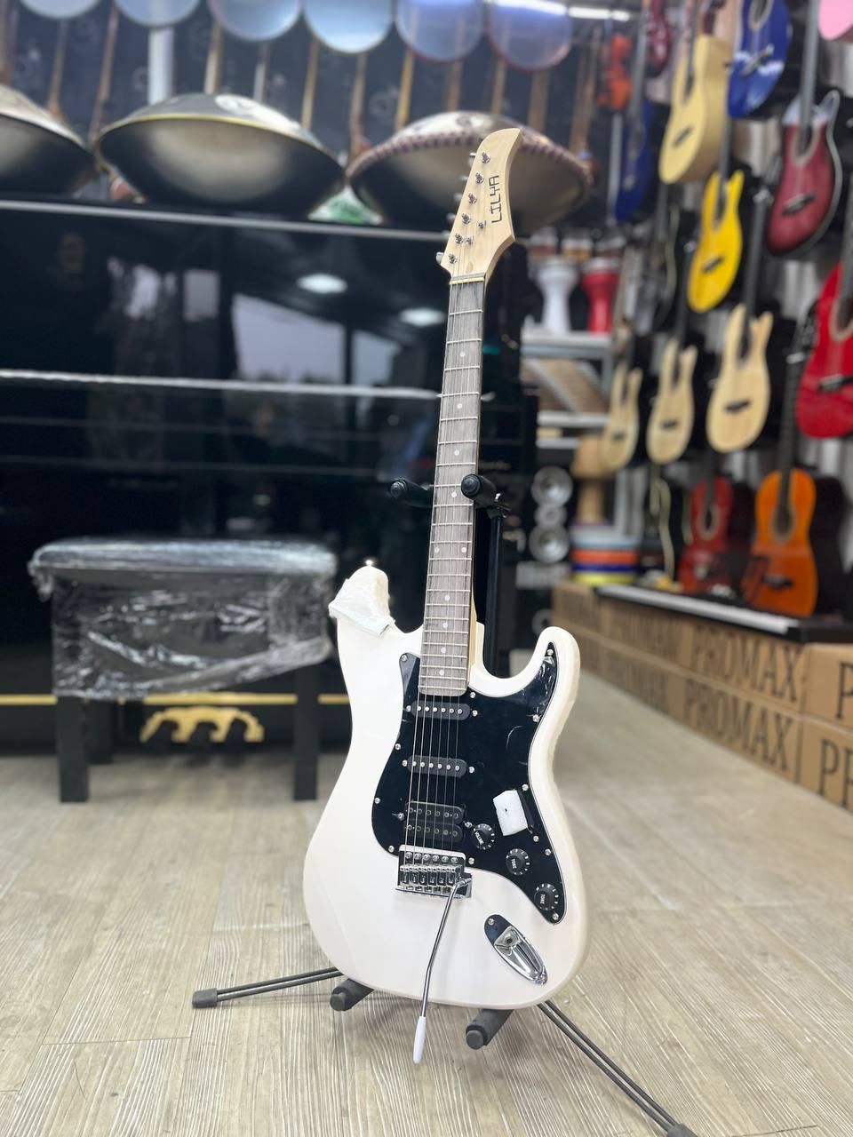 گیتار الکتریک|گیتار، بیس، امپلیفایر|رباط‌کریم, رباط‌کریم|دیوار