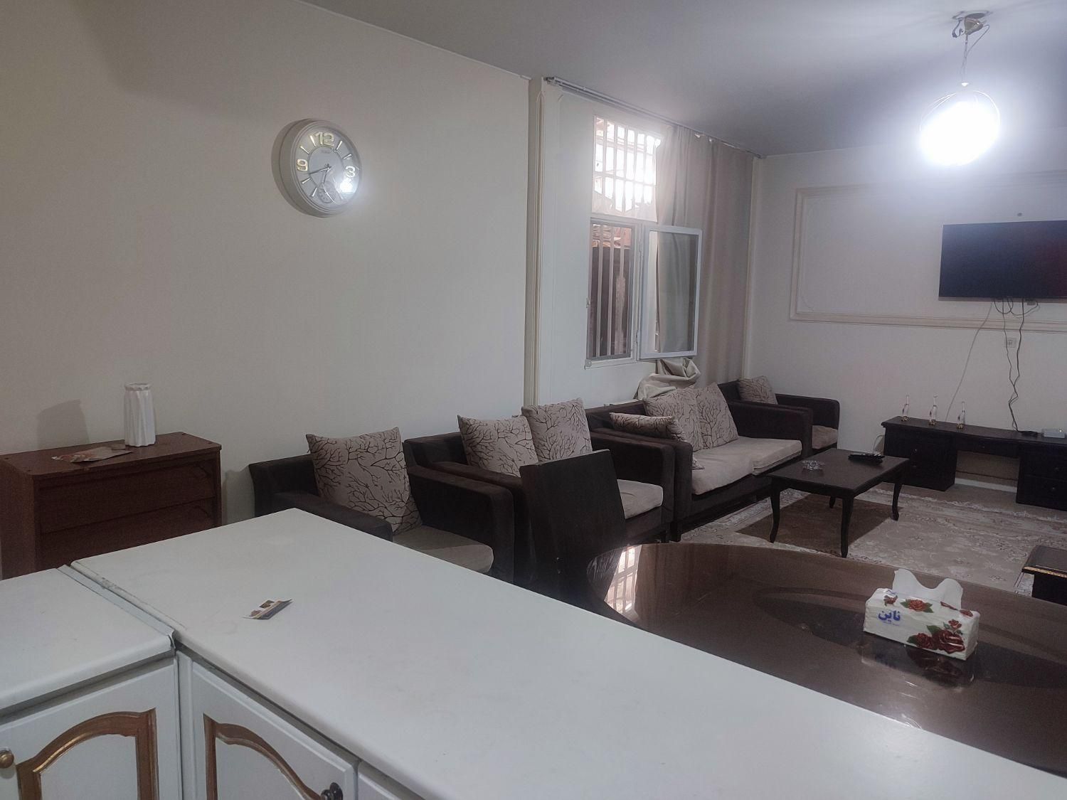 ۷۹واحد دو،تکخواب|اجارهٔ کوتاه‌مدت آپارتمان و سوئیت|تهران, درختی|دیوار