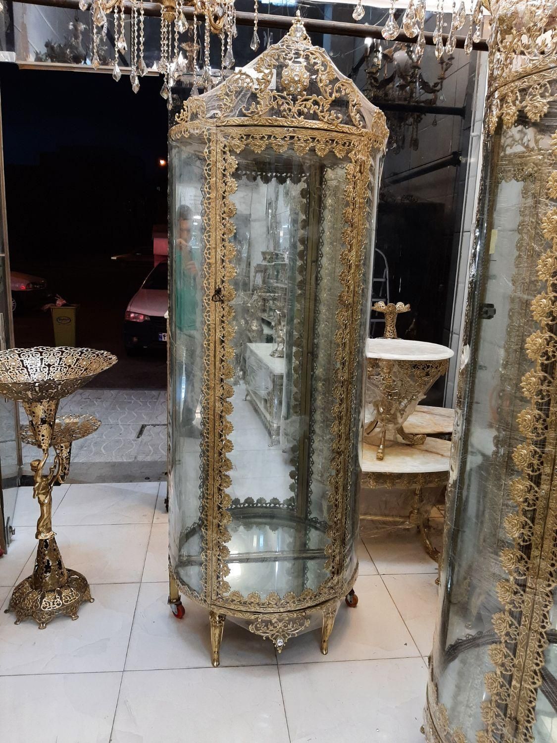 بوفه ویترین بزرگ منحنی تاجدار رز درشت برنز سوگلی|بوفه، ویترین، کنسول|زنجان, |دیوار