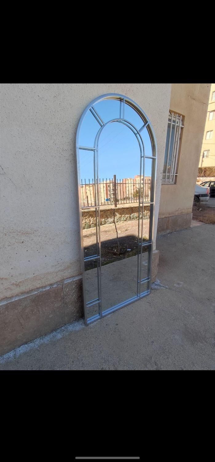 آیینه قدی ایستاده کنارسالنی فورتیک و مشکی پنجره ای|آینه|تهران, حسن‌آباد باقرفر|دیوار