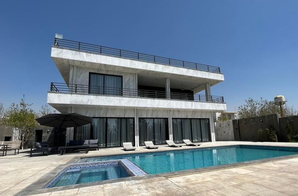 عمارت مدرن باروژ|اجارهٔ کوتاهمدت ویلا و باغ|کرج, فاز ۲ مهرشهر|دیوار