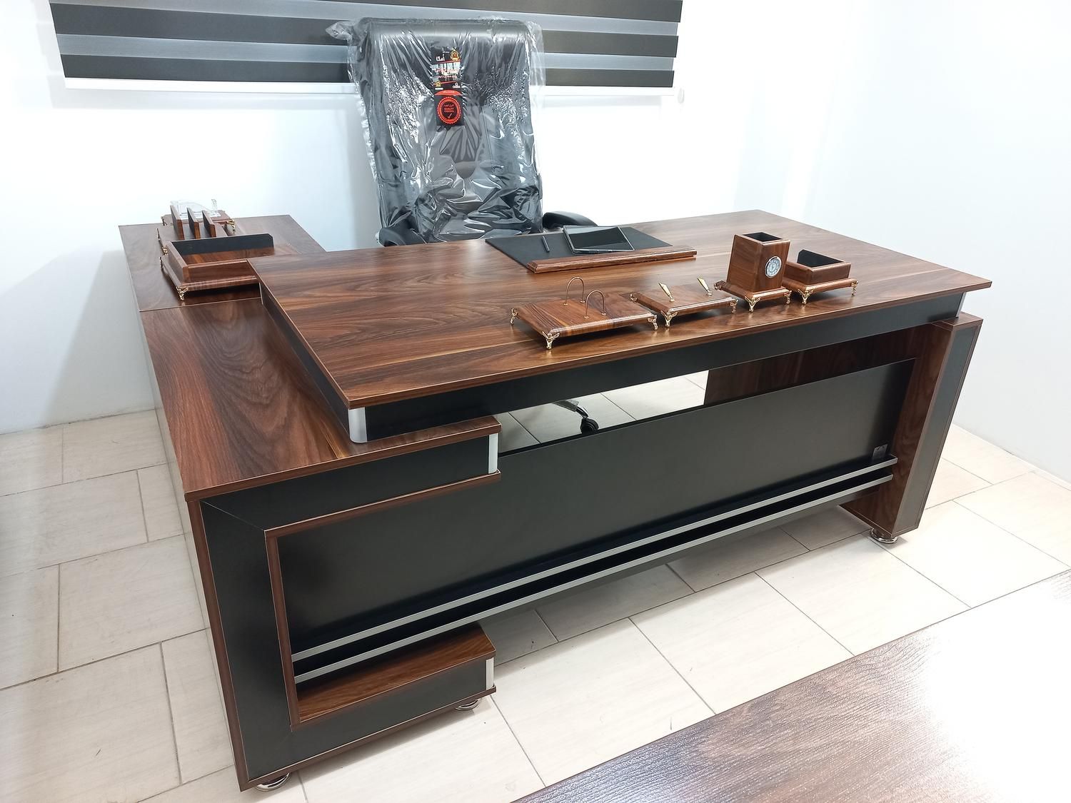 میز اداری مدیریتی با کمد ال برند امگا|مبلمان اداری|شیراز, آبیاری|دیوار