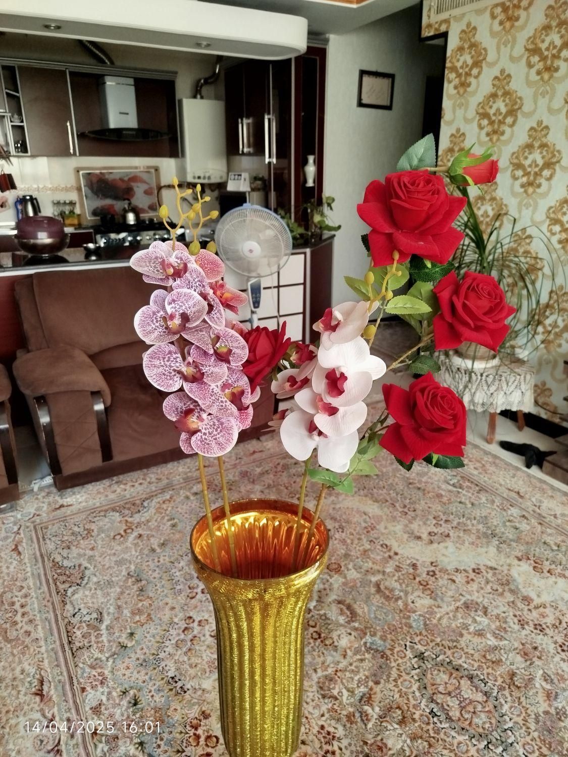 گلدان شیشه ایی با گل مصنوعی|صنایع دستی و سایر لوازم تزئینی|شیراز, شاه قلی بیگی|دیوار