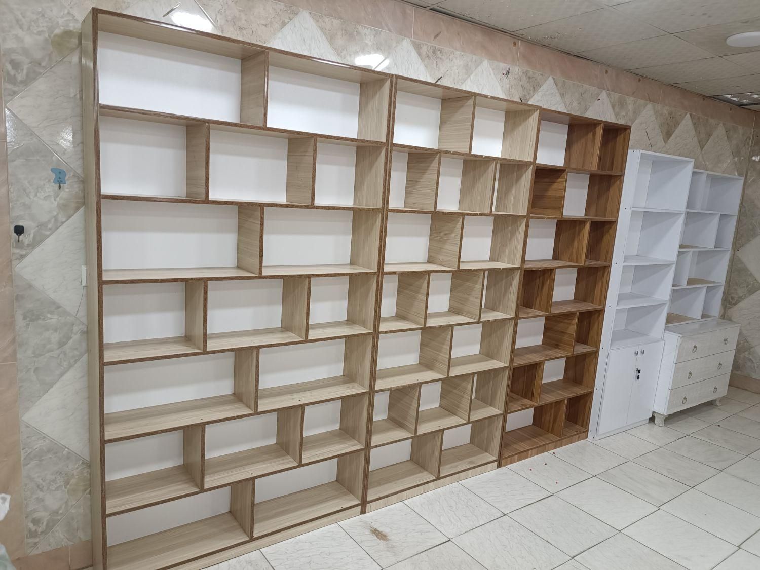 کتابخانه زنبوری|کتابخانه، شلف، قفسه‌های دیواری|قم, نیروگاه|دیوار