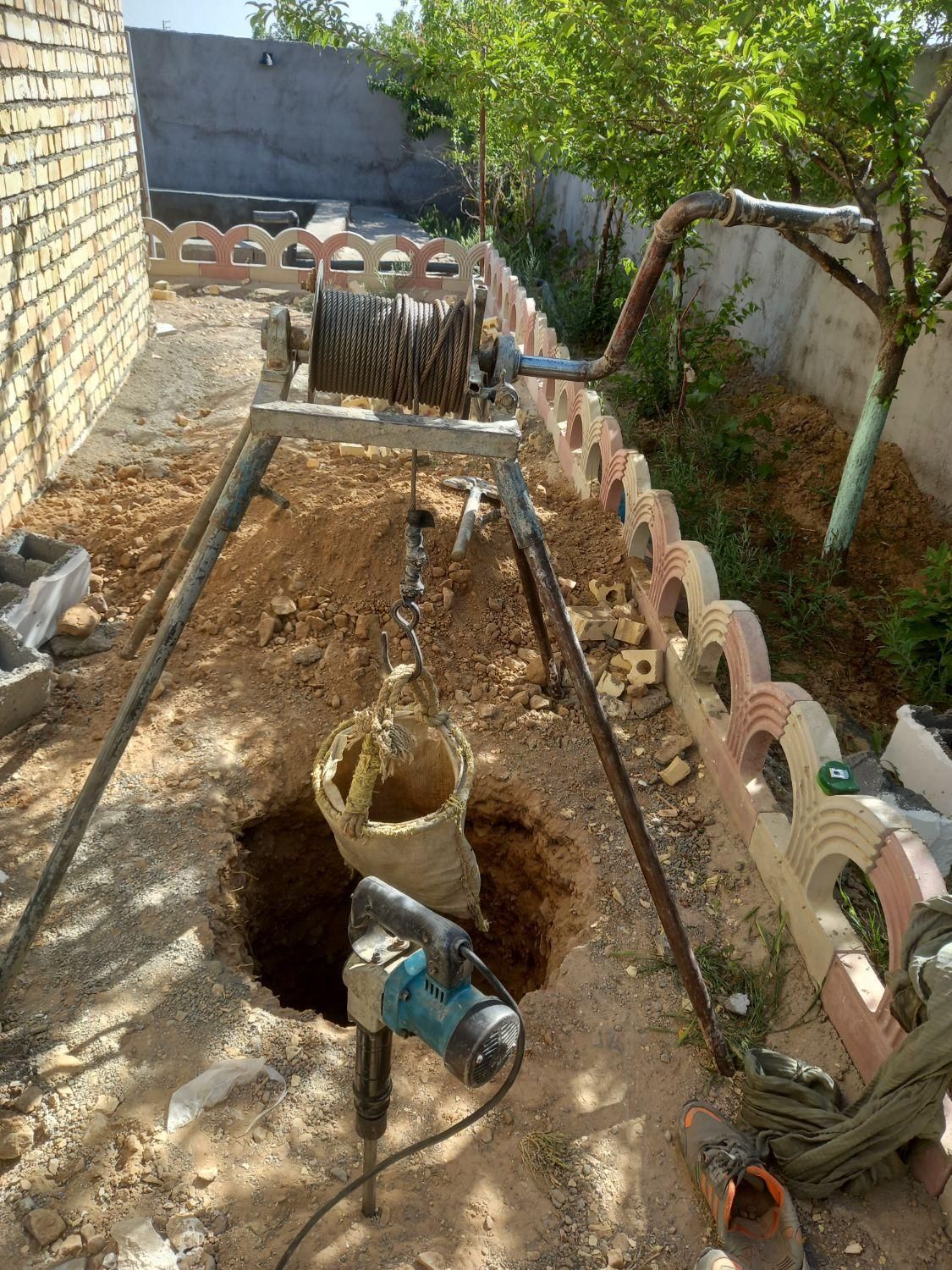 چاه کن مقنی ولایروبی چاه فاضلاب ومغنی چاه آب|خدمات پیشه و مهارت|مشهد, رده|دیوار