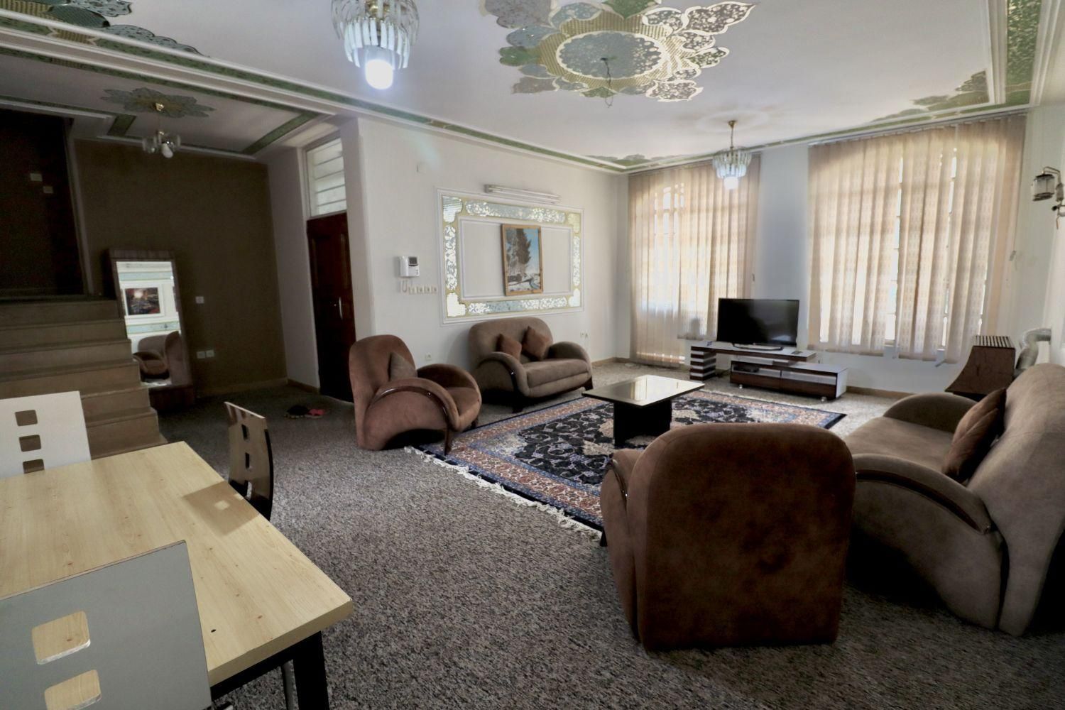 اجاره خانه ویلایی حیاط دار|اجارهٔ کوتاهمدت آپارتمان و سوئیت|شیراز, یخ سازی|دیوار