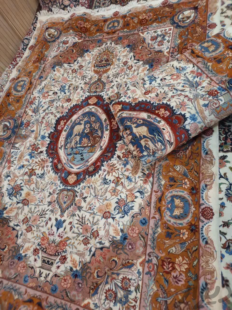 فرش دستباف گلفرنگ طلایی|فرش|مشهد, آیت الله خامنه‌ای|دیوار