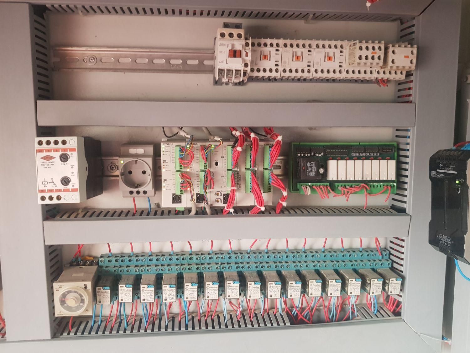 برقکار صنعتی تابلو برق PLC/CNC بچینگ بتون آسفالت|خدمات پیشه و مهارت|اهواز, سیصد دستگاه|دیوار
