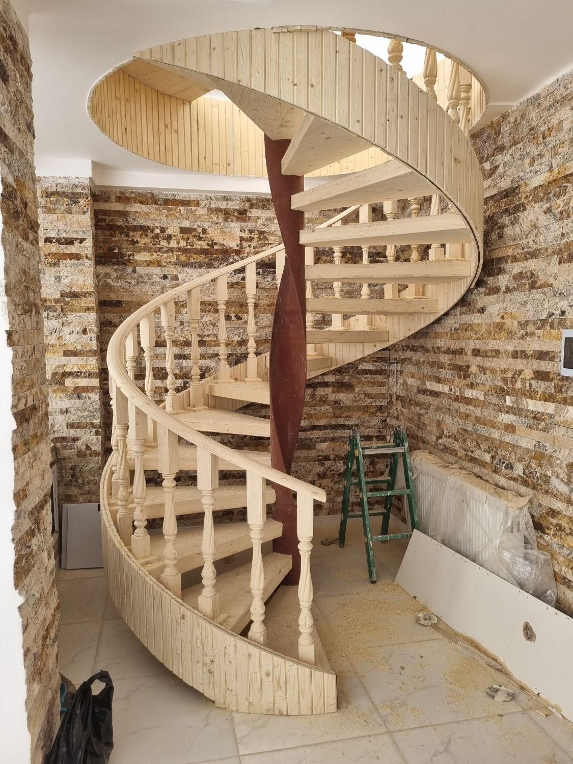 اجرای چوبکاری پله و نرده چوبی تضمینی|خدمات پیشه و مهارت|شهرضا, |دیوار