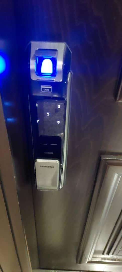 نصاب قفل دستگیره هوشمند.قفل دیجیتال. قفل هوشمند|خدمات پیشه و مهارت|تهران, پونک|دیوار