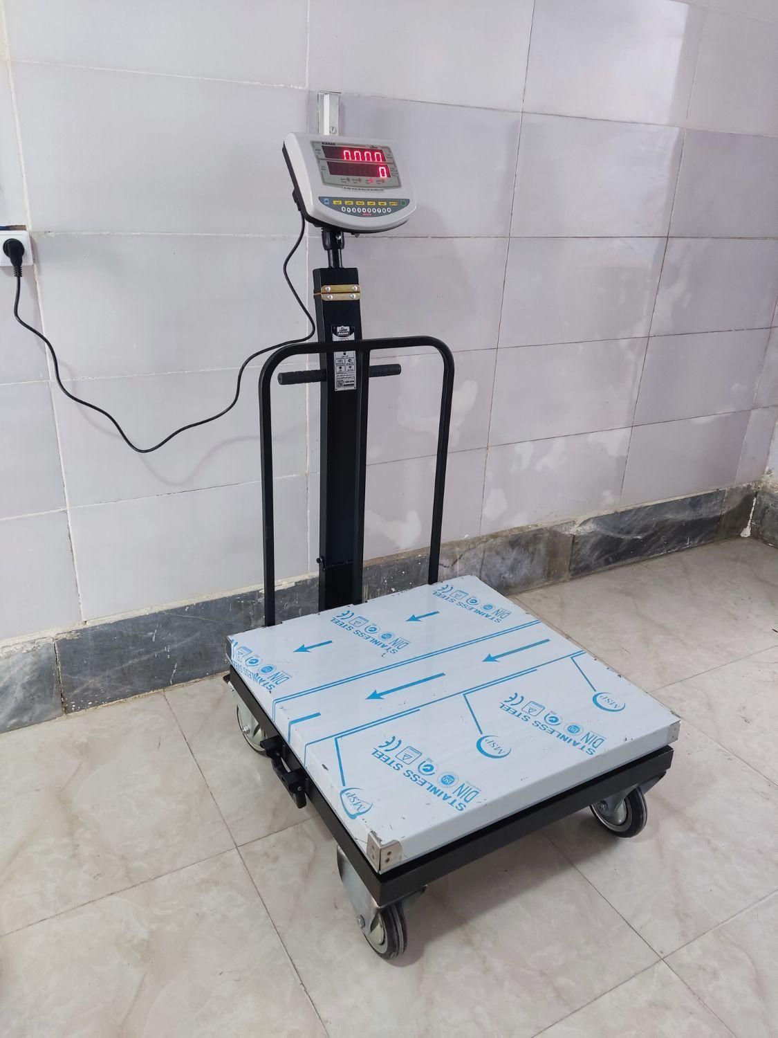 ترازو باسکول ۳۰۰ کیلویی محک مدل ثابت و چرخ دار|فروشگاه و مغازه|تهران, یافت آباد شمالی|دیوار