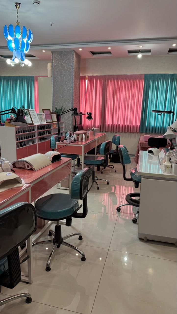 اجاره میز ویژه ناخنکاران حرفه ای و دارای مشتری|اجارهٔ دفتر کار، اتاق اداری، مطب|اصفهان, محله سفلی|دیوار
