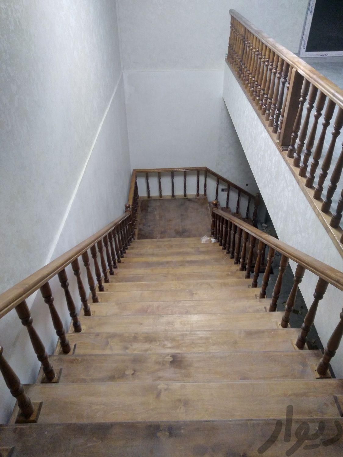 پله و نرده خم چوبی طراح و سازنده