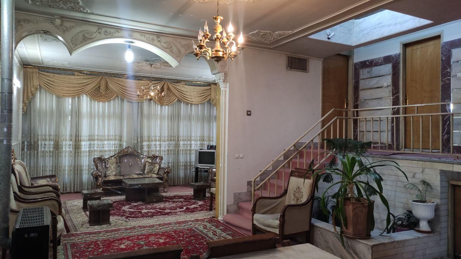 خانه دربست حیاط دار250 متری نزدیک پل خواجو اصفهان|اجارهٔ کوتاه‌مدت آپارتمان و سوئیت|اصفهان, ردان|دیوار