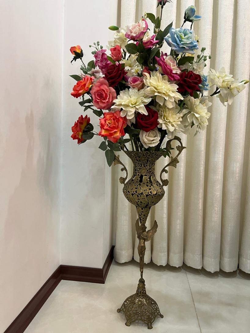 گل مصنوعی و‌گلدان برنزی و میوه خوری کنار سالنی|گل مصنوعی|پرند, |دیوار