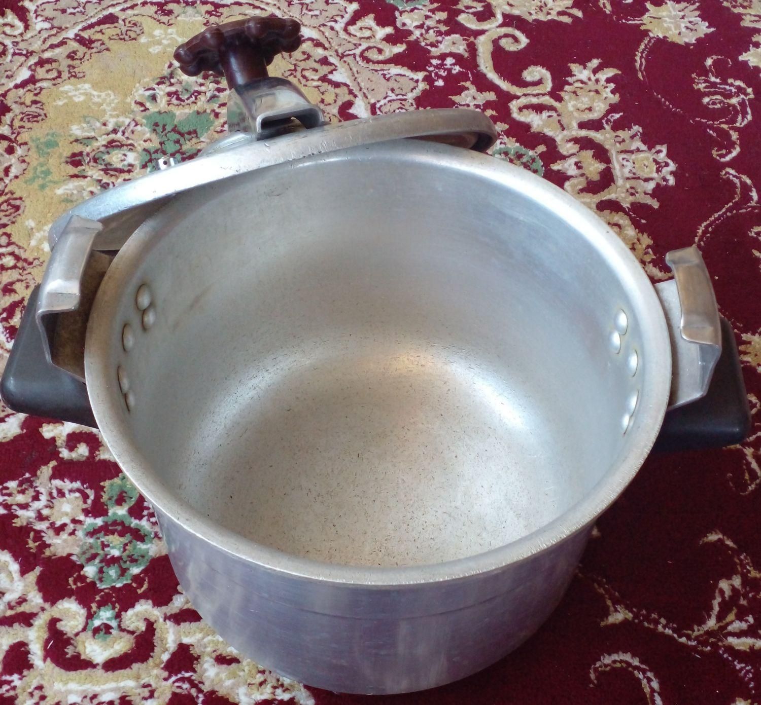 زودپز قدیمی|ظروف پخت‌وپز|پل سفید, |دیوار