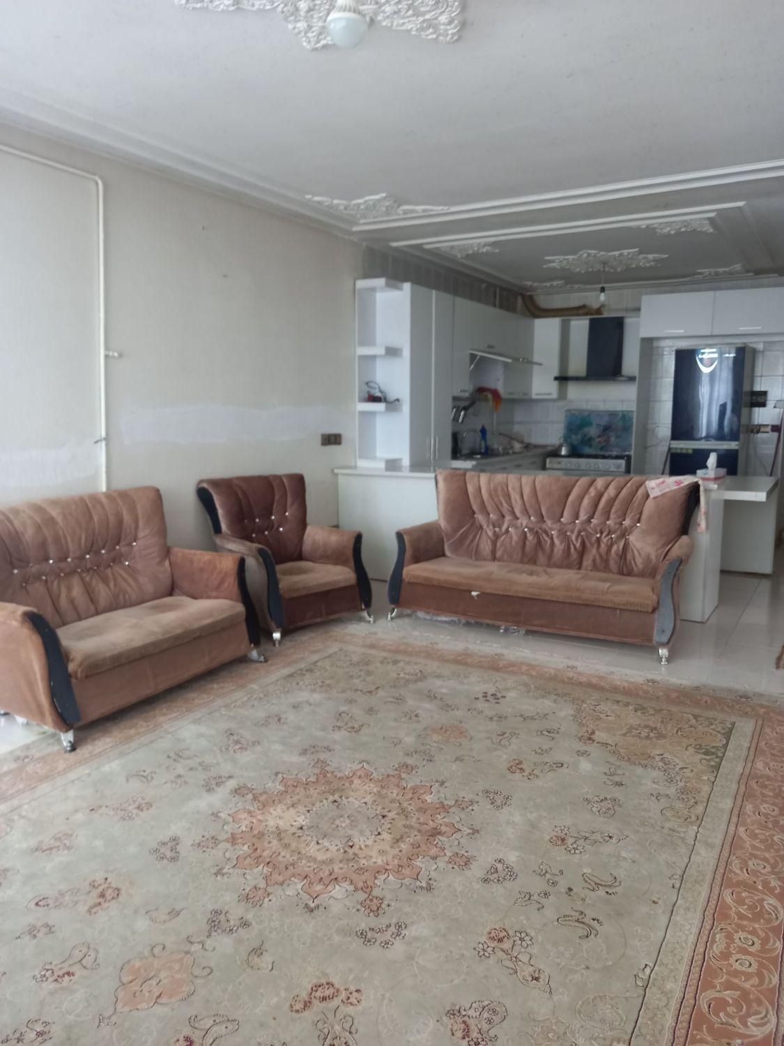 امکانات تکمیل میباشد اطرافش بازارچه و سوپری و ...|اجارهٔ کوتاه‌مدت آپارتمان و سوئیت|شاهین‌شهر, شهرک گلدیس|دیوار