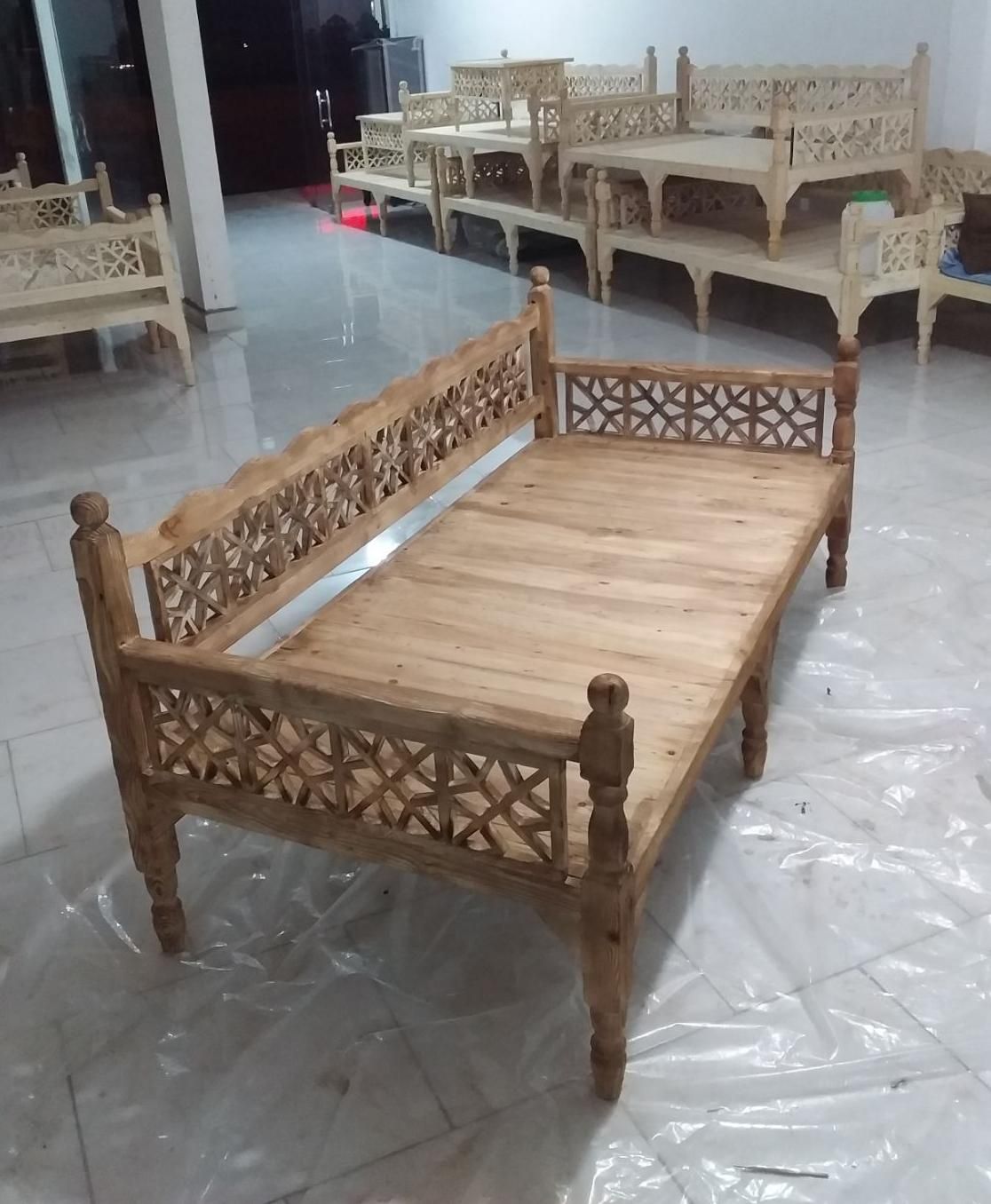 تخت سنتی چوبی|مبلمان خانگی و میز عسلی|رشت, جانبازان|دیوار