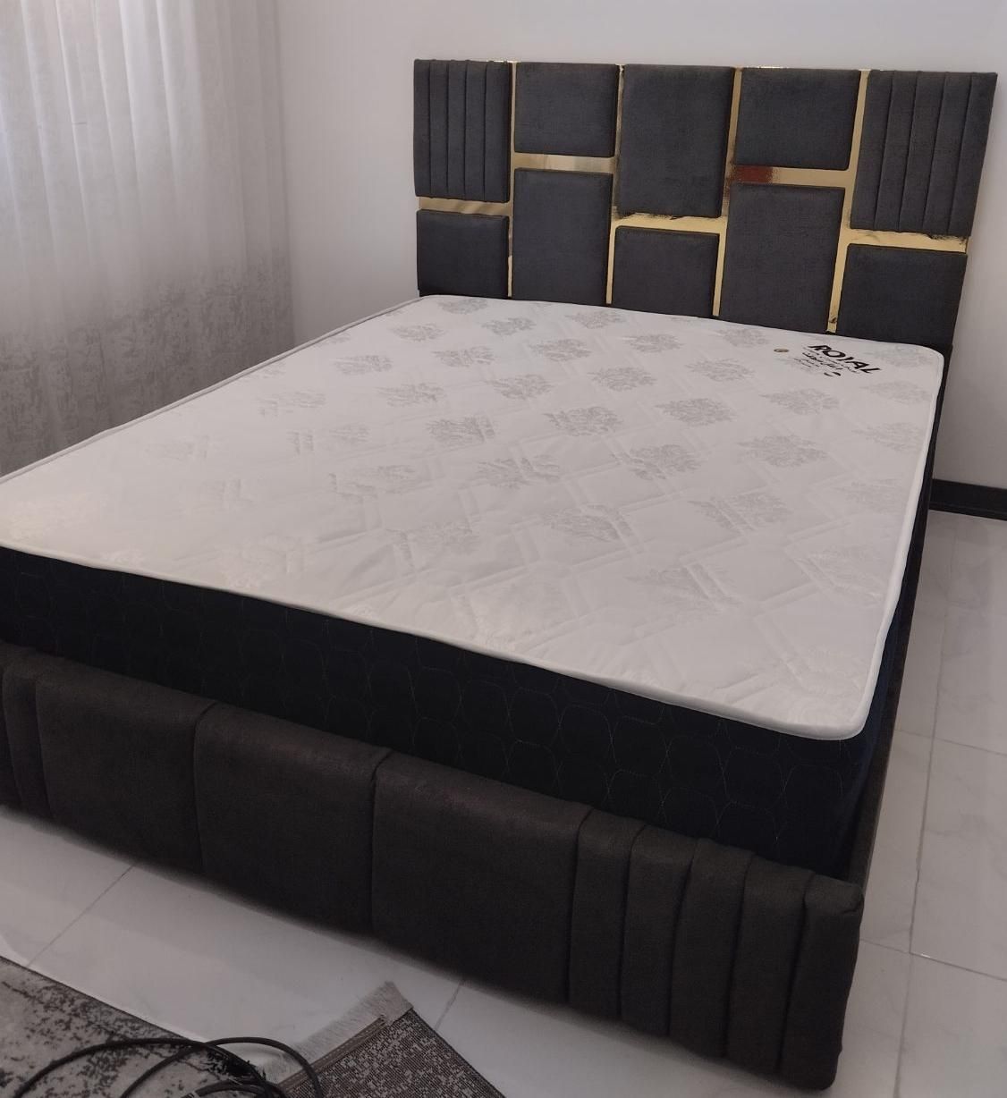 تخت مکعبی طلا کوب|تخت و سرویس خواب|گلبهار, شهر جدید گلبهار|دیوار