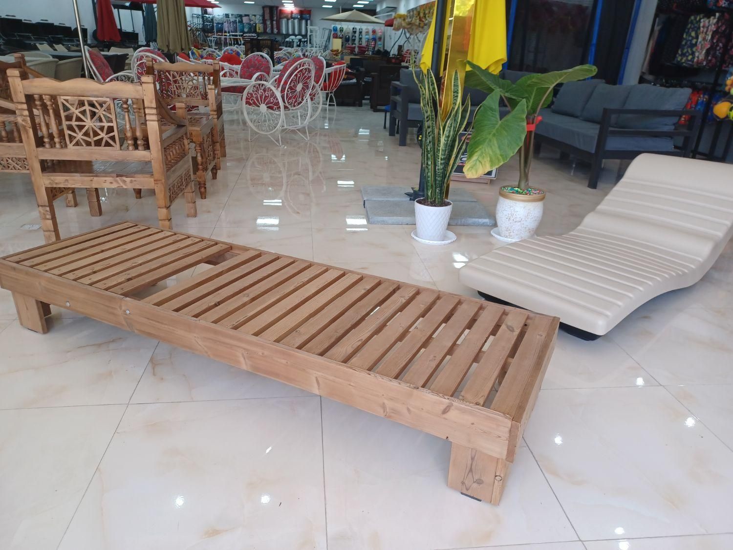 صندلی کنار استخری چوبی ترمو|صندلی و نیمکت|چهارباغ, |دیوار