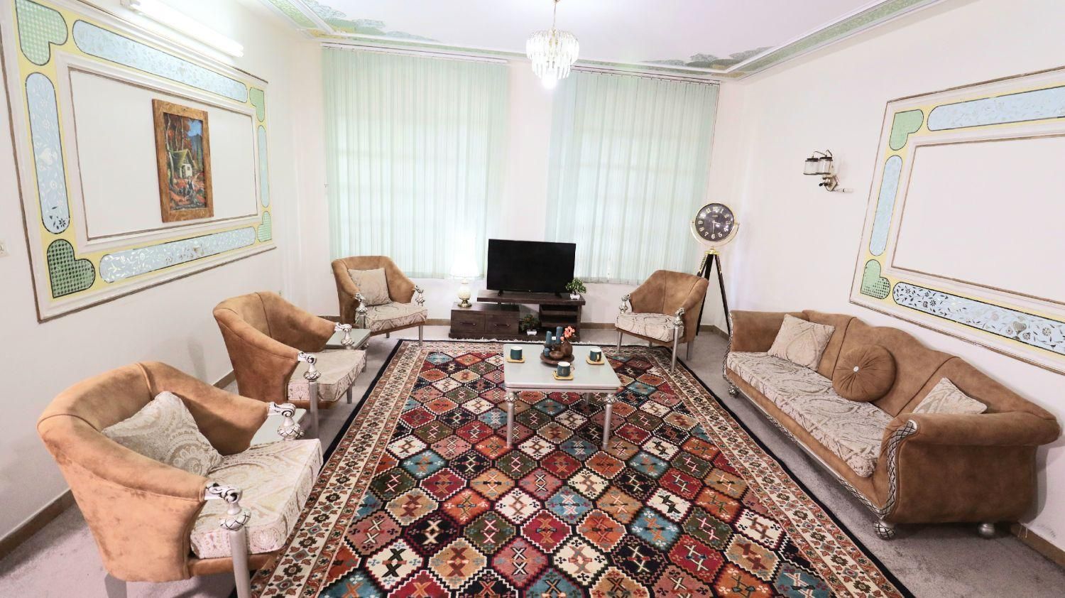 مبله دوخوابه بلوار کاج پاسداران|اجارهٔ کوتاه‌مدت آپارتمان و سوئیت|شیراز, شهرک ایثار|دیوار