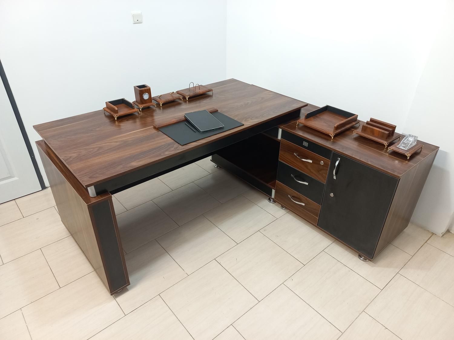 میز اداری مدیریتی با کمد ال برند امگا|مبلمان اداری|شیراز, آبیاری|دیوار