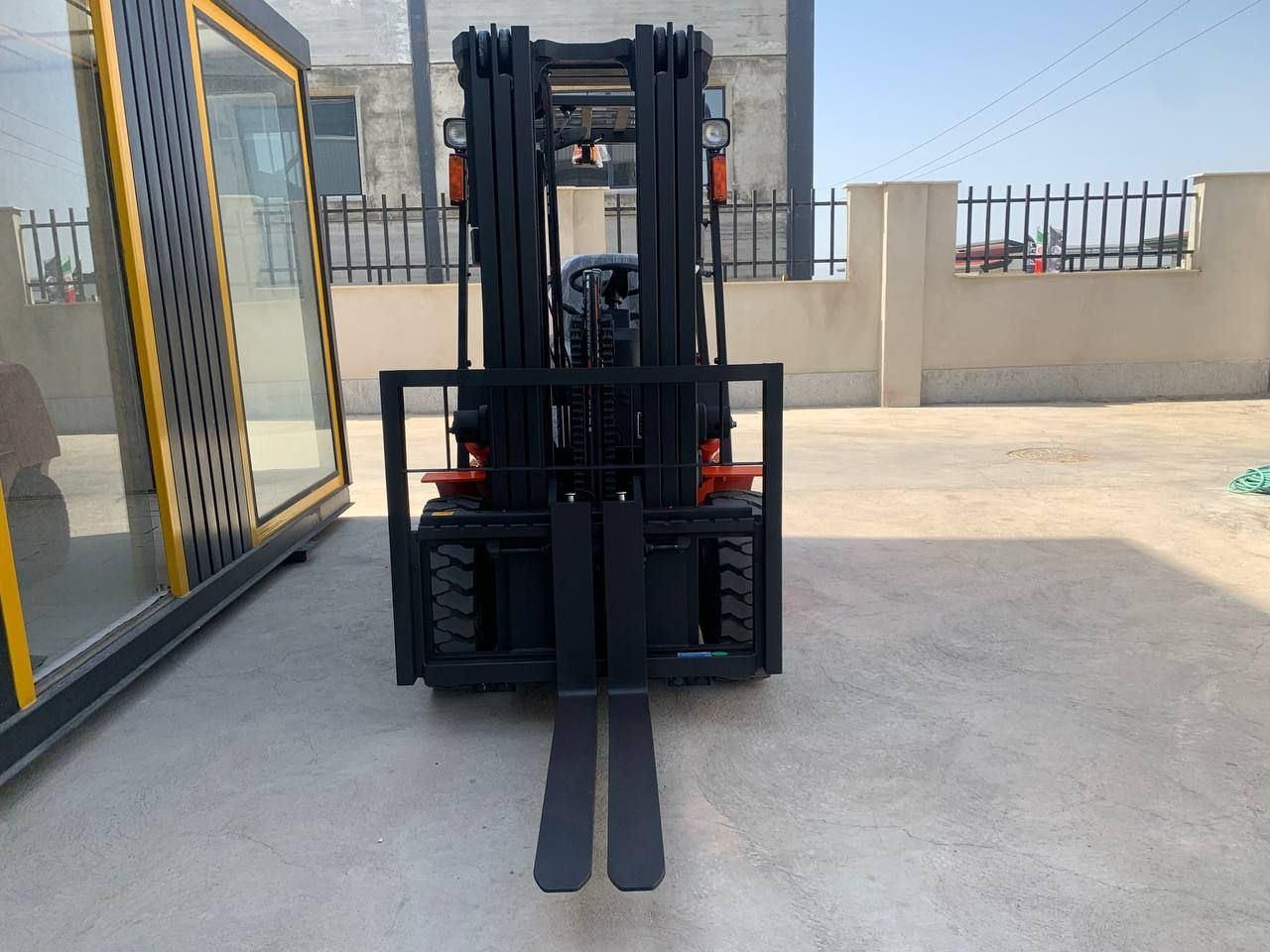 خرید لیفتراک 3 تن دیزل/ تحویل آنی|ماشین‌آلات صنعتی|بندر ماهشهر, |دیوار