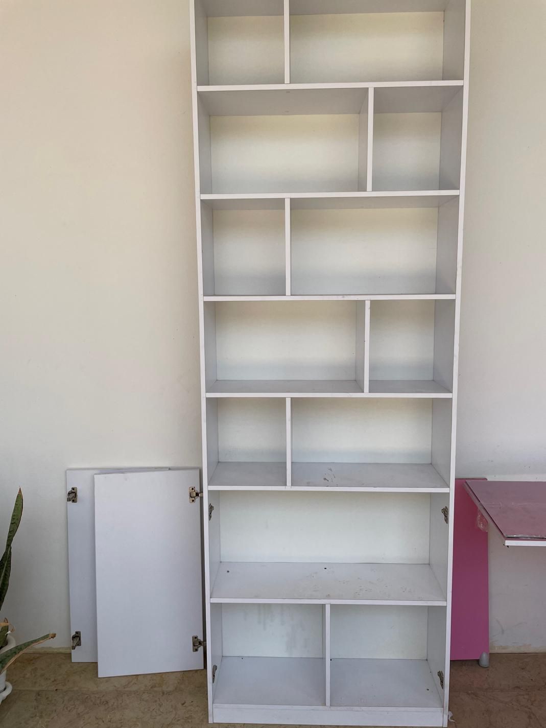 کتابخانه|کتابخانه، شلف، قفسه‌های دیواری|نور, |دیوار