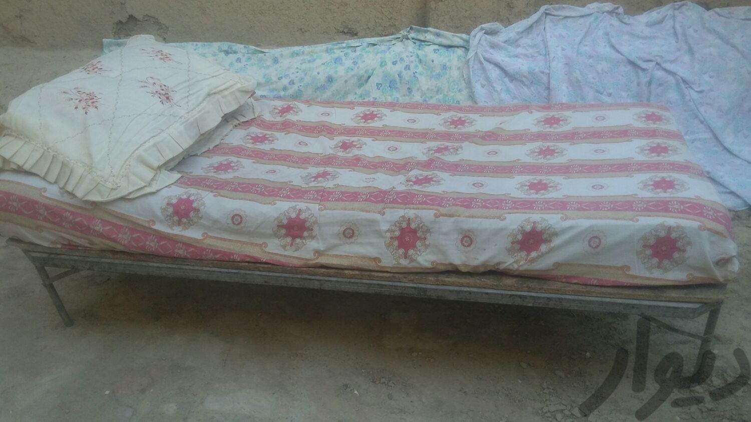 تخت خواب یگ نفره  اسکلت اهنی ونوپان روی تخت|تخت و سرویس خواب|اصفهان, الیادران|دیوار