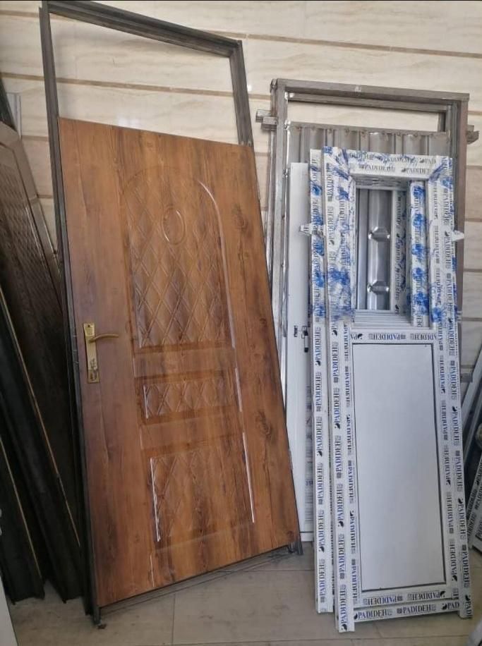 درب و پنجره آلومینیومی+آهنی در چوبی اتاقی با فریم|مصالح و تجهیزات ساختمان|شیراز, محراب|دیوار